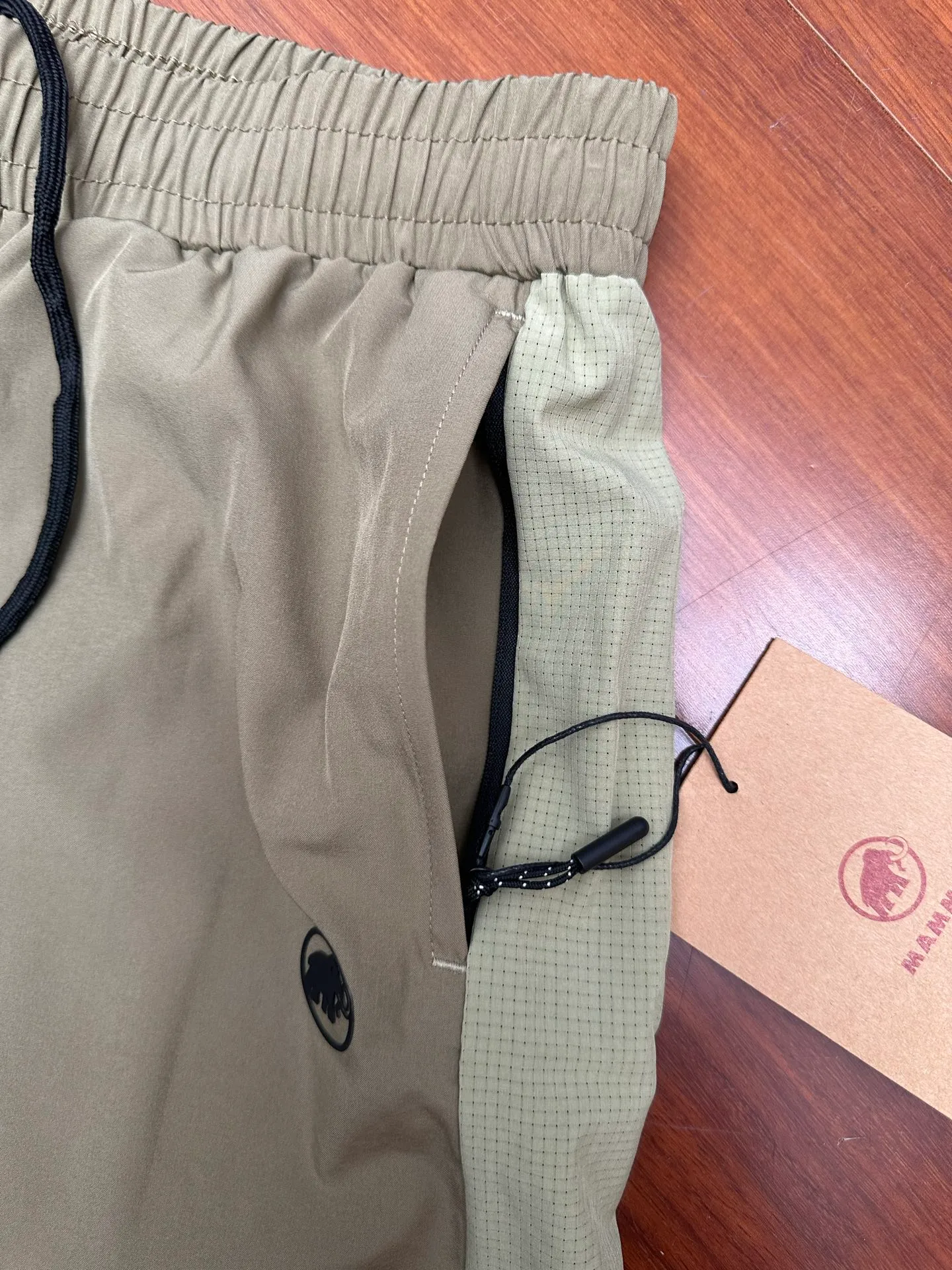 MAMMUT/ 95% ➕5% ， ， Breathable， 。 “ ”Buff。 Breathable ， ， 、 ， ， 。 ， 。 ， Classic Logo， Quality 。 ， 。 MAMMUT 。 ， ， 。 Citywalk ， ， ， ！ ：Black，Khaki， Sizes：L-3x L（ ：125 150 175 190）